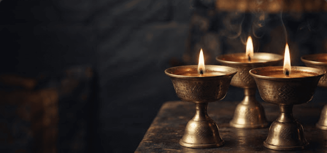 Lampes à beurre himalayennes sur ardoise